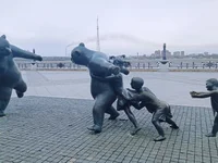 Скульптурная композиция на набережной